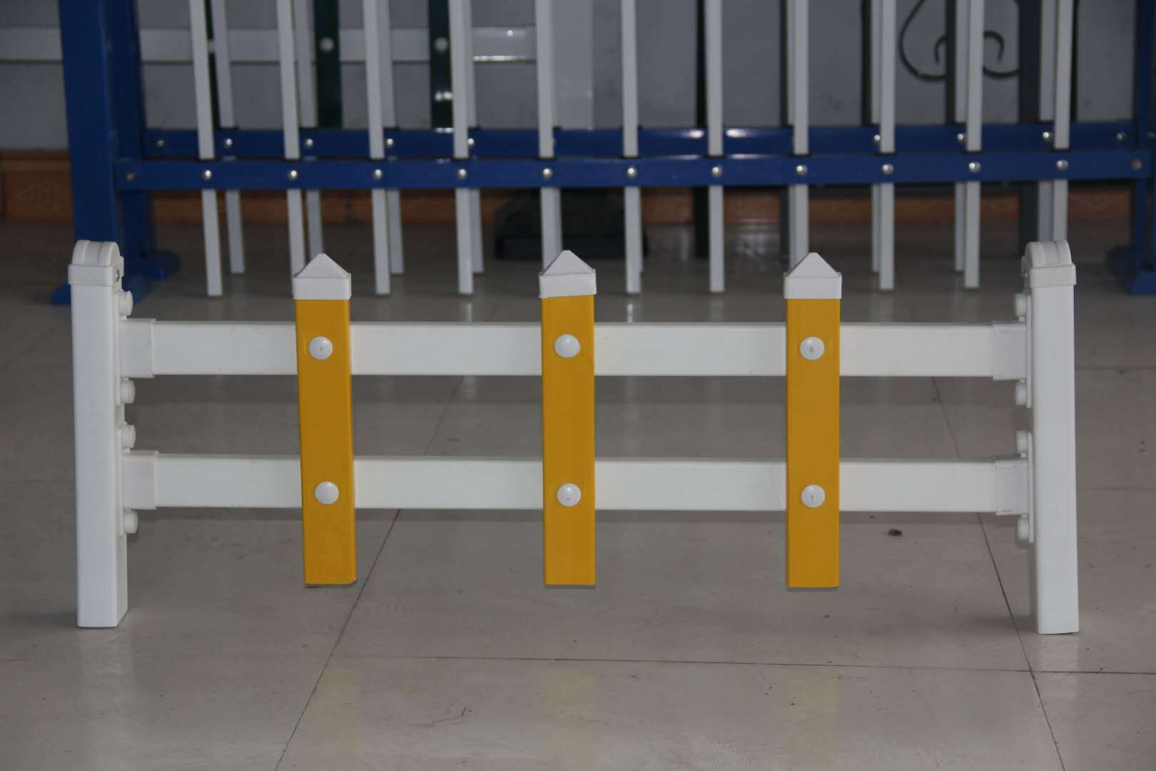 PVC塑鋼草坪護欄 市政綠化、社區園藝與校園環境的守護者